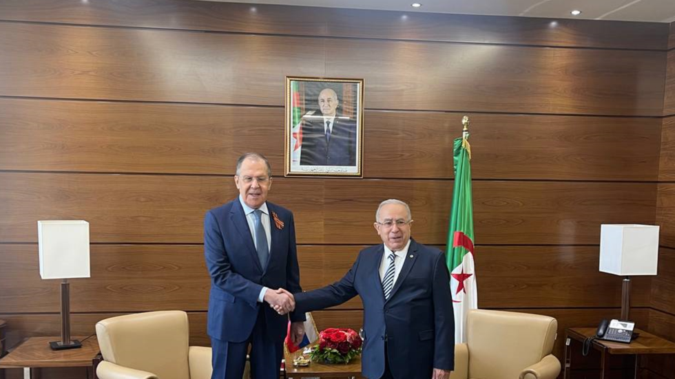 لحظة استقبال وزير الخارجية الروسي في الجزائر