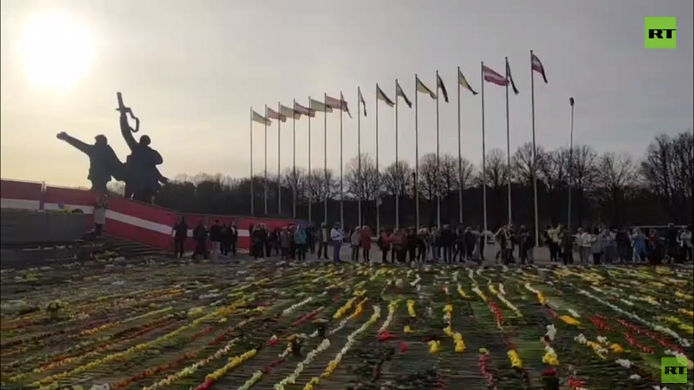 بعد جرف الزهور ومنع الاحتفال بعيد النصر.. سكان ريغا يجلبون زهورا جديدة ويغنون "كاتيوشا" (فيديو)
