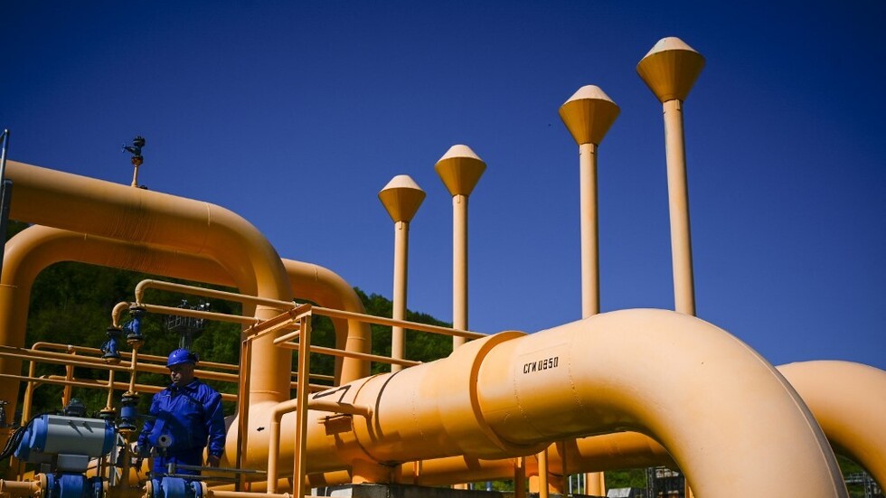 "بوليتيكو": المفوضية الأوروبية تبحث تعويض هنغاريا مقابل رفضها النفط الروسي