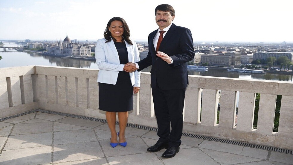 أول رئيسة لهنغاريا تتولى مهام منصبها الجديد