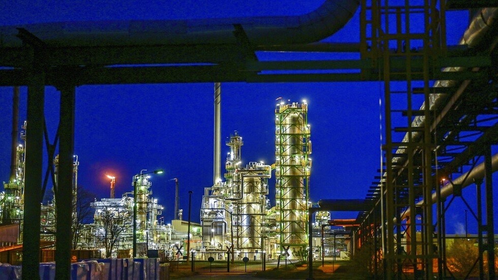 رئيس وزراء ساكسونيا: حظر النفط الروسي سيؤدي لوقف الإنتاج وفقدان الوظائف