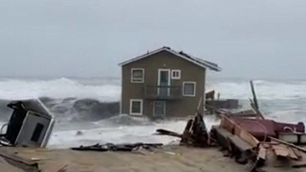 محيط يبتلع منزلا قرب الشاطئ في الولايات المتحدة