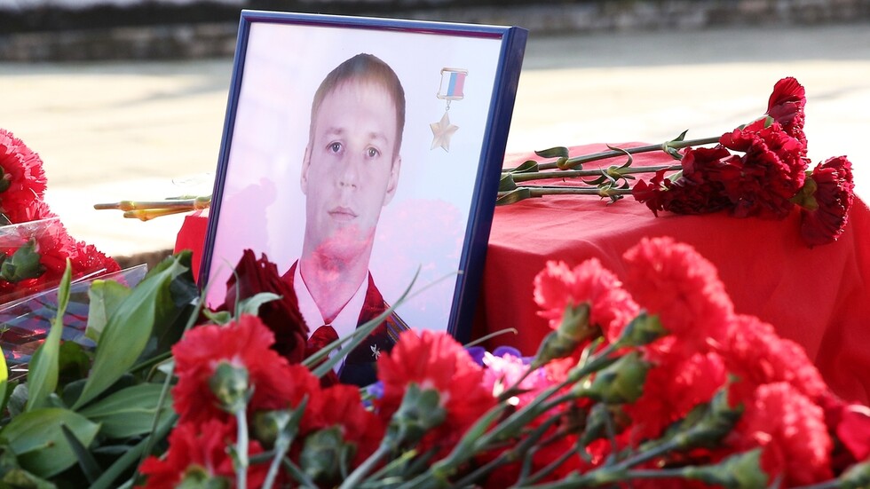 إقامة نصب تذكاري لطيار حربي روسي مكان مقتله في سوريا