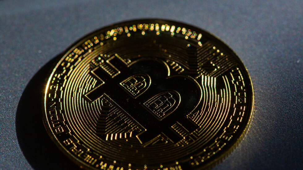 عملة "البيتكوين" تنخفض إلى مستوى هو الأول منذ ديسمبر 2020