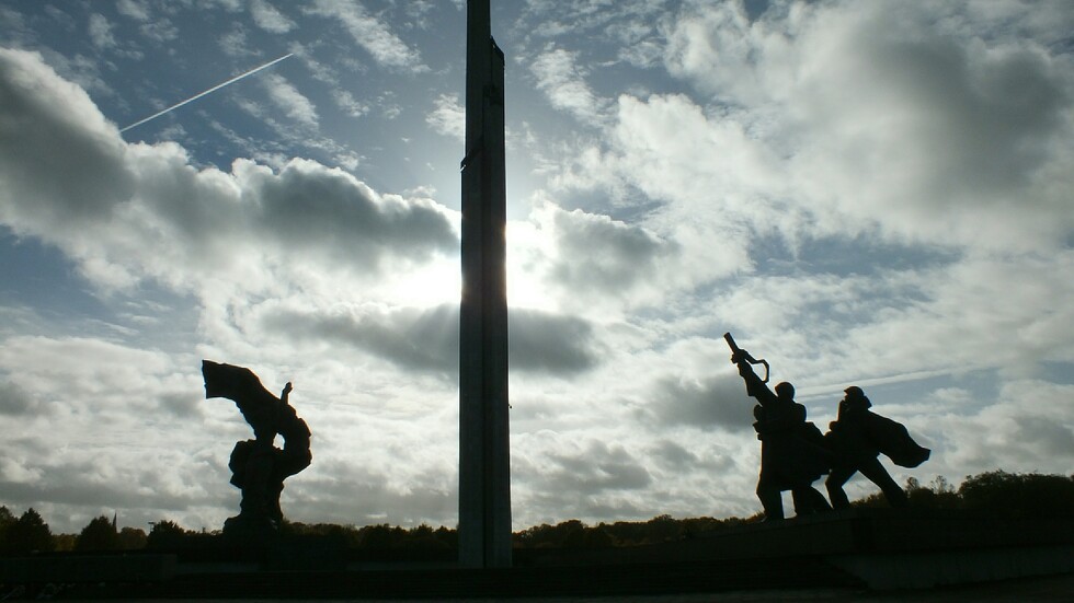 برلمان لاتفيا يزيل العوائق القانونية أمام هدم نصب تذكاري للجنود السوفيت في ريغا