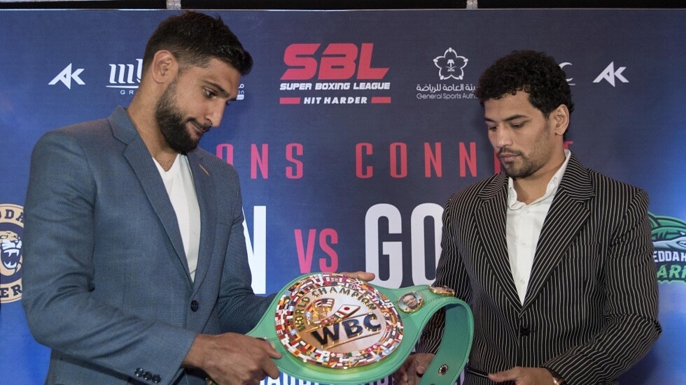 أمير خان يفاجئ عالم الملاكمة بقرار صادم