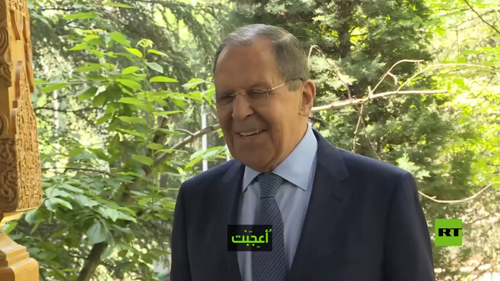شاهد.. الطواويس تقاطع لافروف وترسم البسمة على وجهه