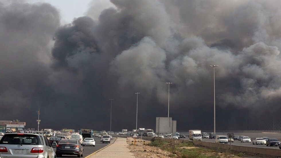 السعودية.. السيطرة على حريق بمجمع تجاري كبير