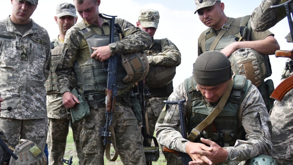 جنود أوكرانيون يفضحون ممارسات جيشهم ويدعون زملاءهم إلى إلقاء السلاح (فيديو)