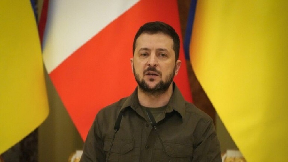 زيلينسكي يوقع قانونا يحظر 