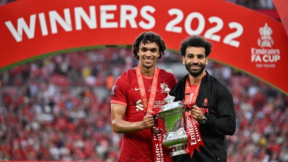 شاهد.. لحظة رفع ليفربول كأس إنجلترا