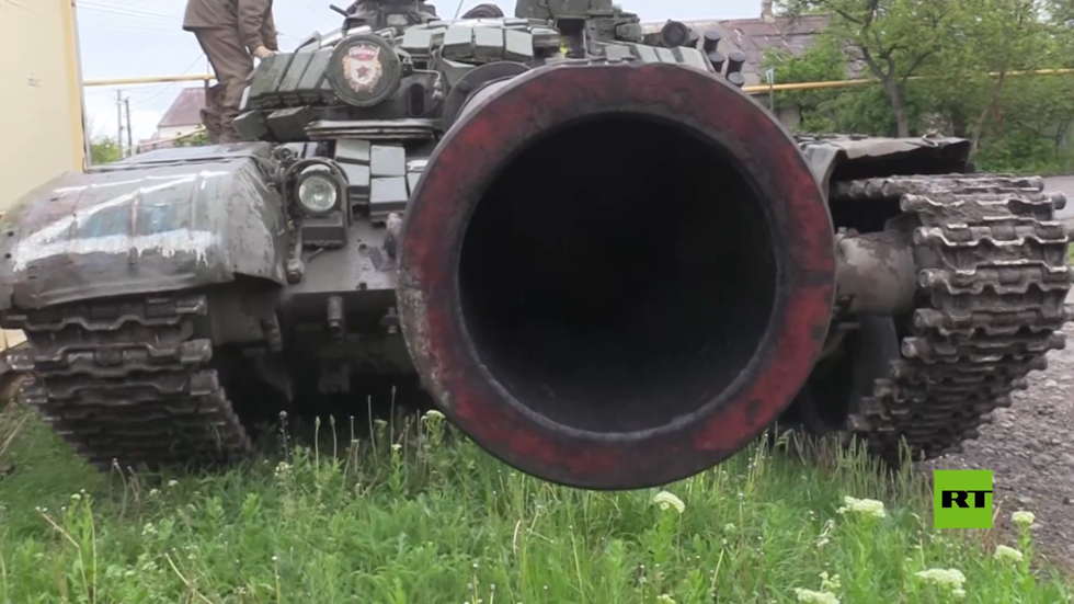 دبابات كتيبة "الصومال" تضرب مخابئ القوات الأوكرانية في أفدييفكا بمقاطعة دونيتسك