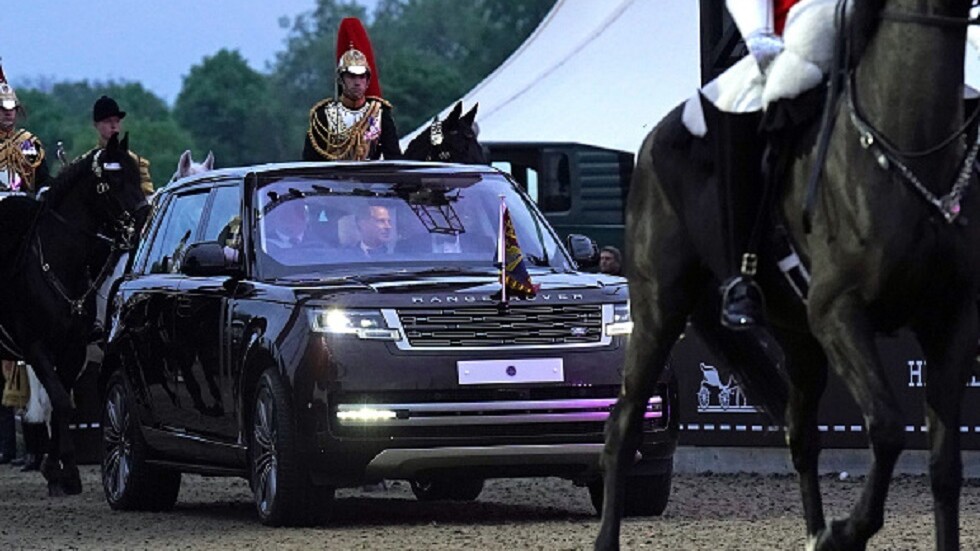 بحضور 1300 فنان.. الملكة إليزابيث الثانية تحتفل بمرور 70 عاما على اعتلائها العرش في بريطانيا (فيديو)