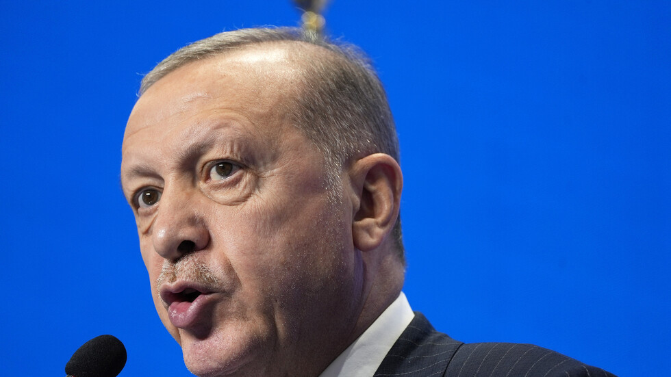 علي باباجان يسخر من تصريح لأردوغان عن التصخم