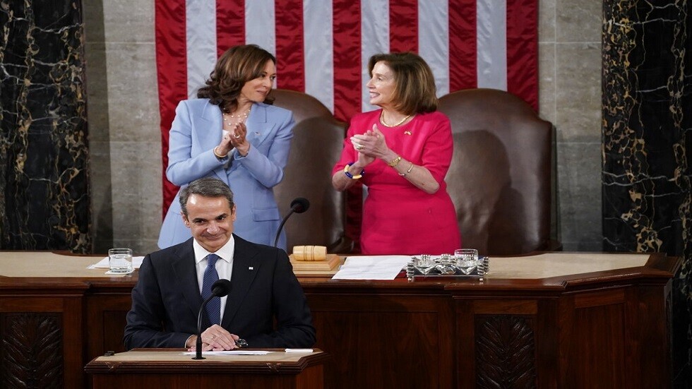 المعارضة اليونانية تدين تمجيد رئيس الوزراء للمسلحين النازيين في 