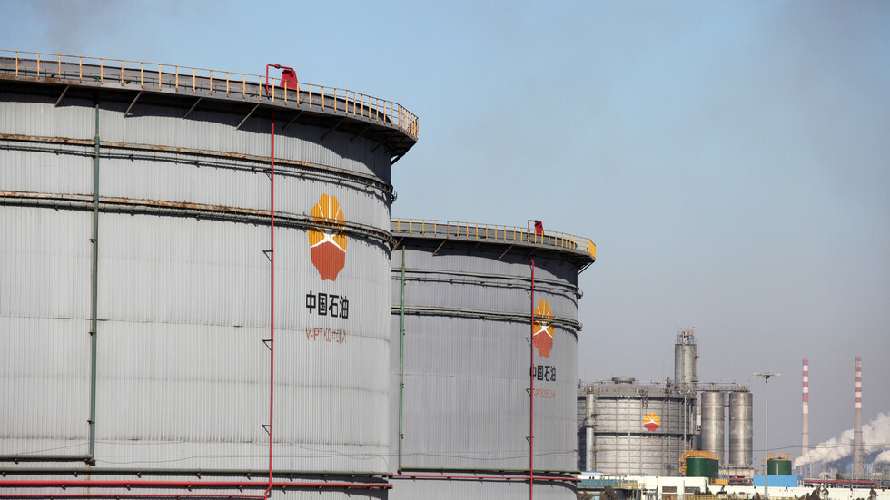 "بلومبرغ": بكين تتفاوض مع موسكو على اقتناء النفط الروسي لاحتياطياتها الاستراتيجية