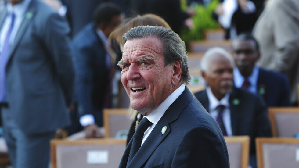 ألمانيا تجرد مستشارها الأسبق من امتيازات رسمية لرفضه قطع علاقاته بروسيا