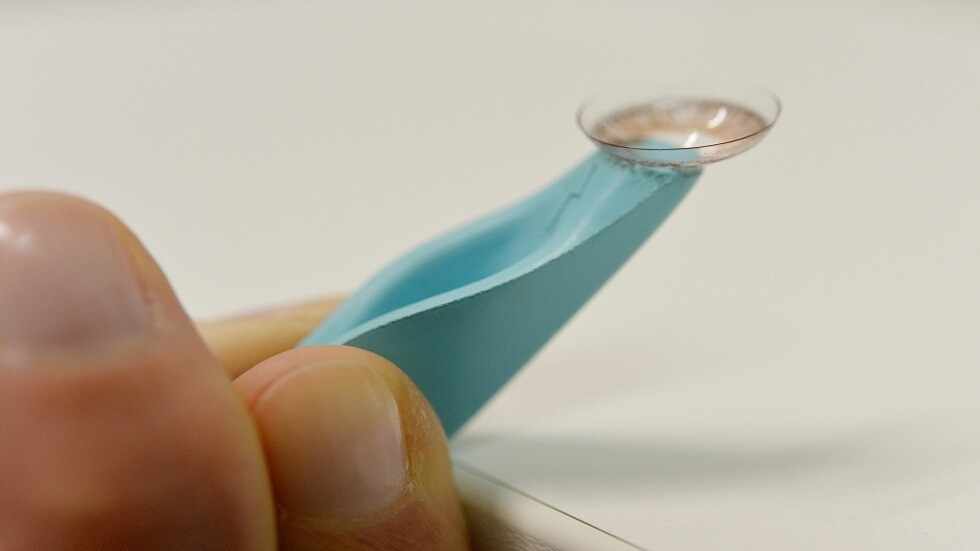 الصين.. عدسات لاصقة 