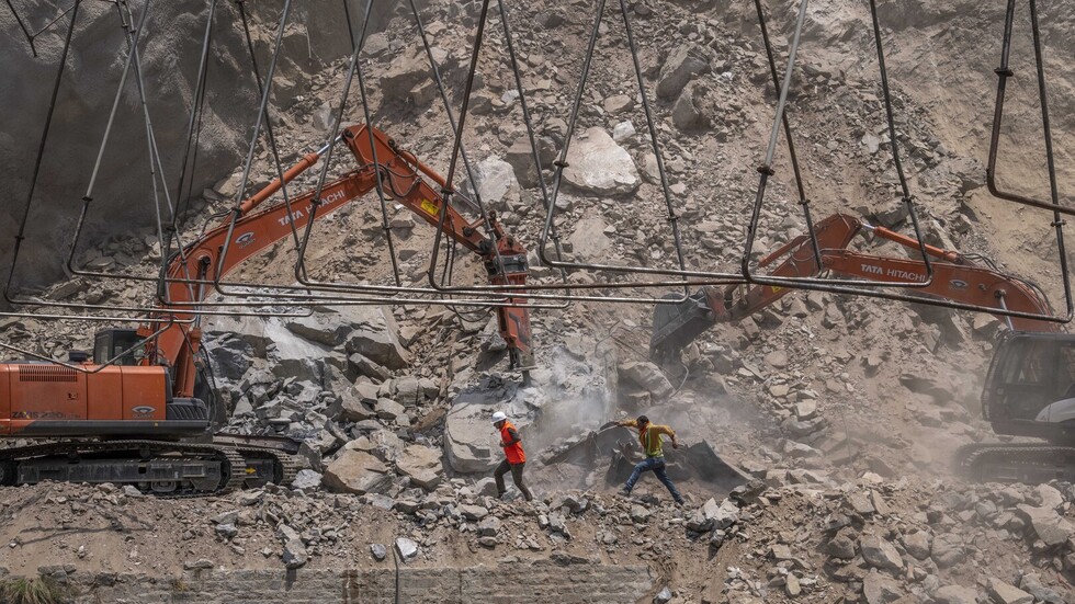 مصرع شخص وفقدان آخرين إثر انهيار جزء من نفق في إقليم كشمير