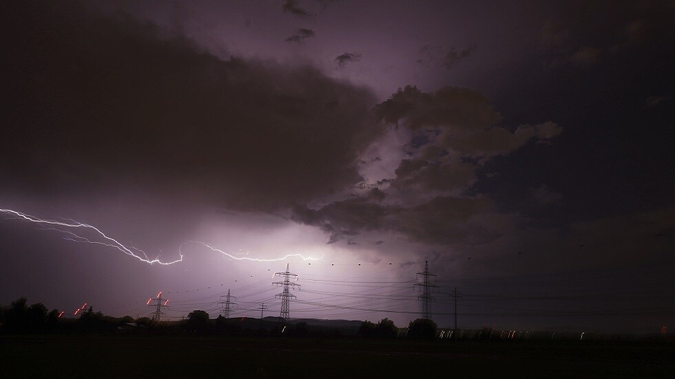 ألمانيا: مقتل شخصين إثر تحطم طائرة شراعية وتوقعات بعواصف قوية