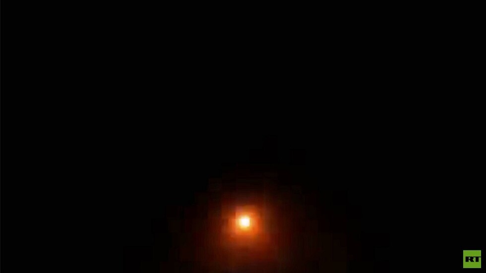 مراسل RT: الدفاعات الجوية السورية تسقط عددا من الصواريخ المعادية في أجواء ريف دمشق الجنوبي (فيديو)