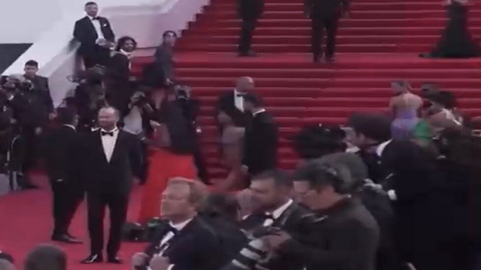 فتاة طلت جسدها بألوان العالم الأوكراني تقتحم مهرجان كان السينمائي