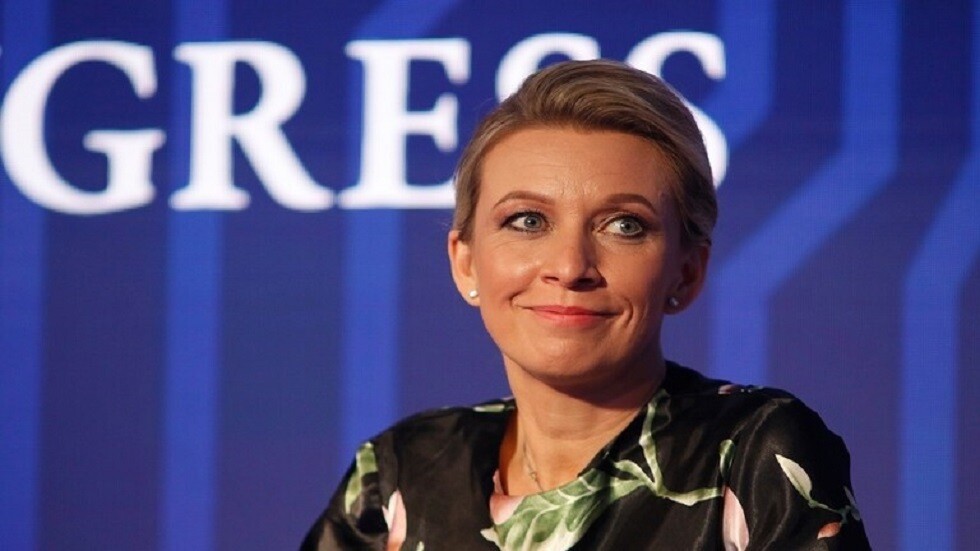 زاخاروفا تكشف عن فحوى "إخطارات" يتلقاها الدبلوماسيون الروس على هواتفهم