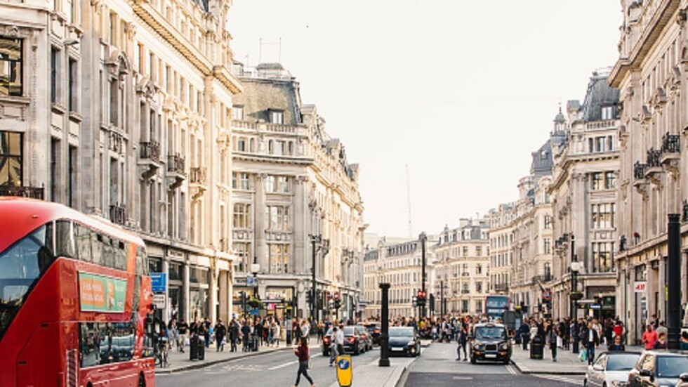 أوكرانية تدخل لاجئة إلى منزل عائلة بريطانية وتخطف الزوج (صور)