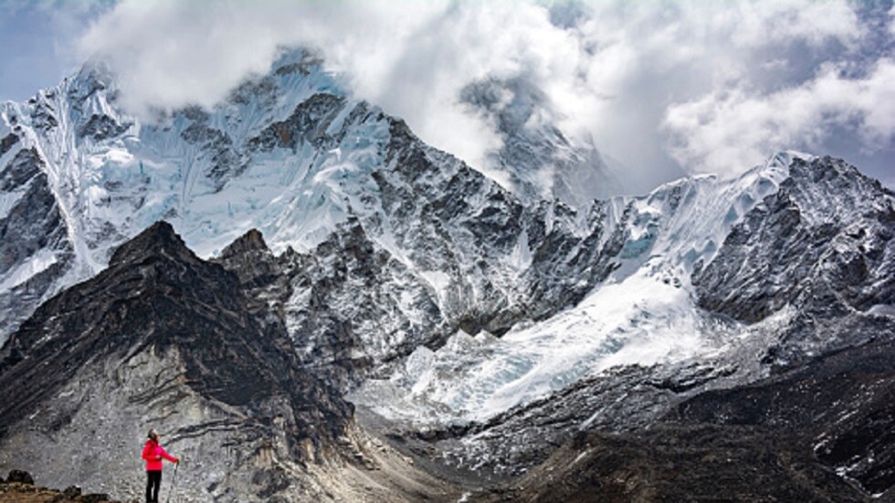 منال رستم.. أول مصرية تتسلق قمة إيفرست (صور + فيديو)