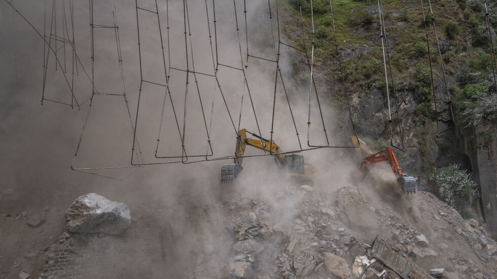 انتشال جثث جميع ضحايا انهيار النفق في إقليم كشمير بالهند