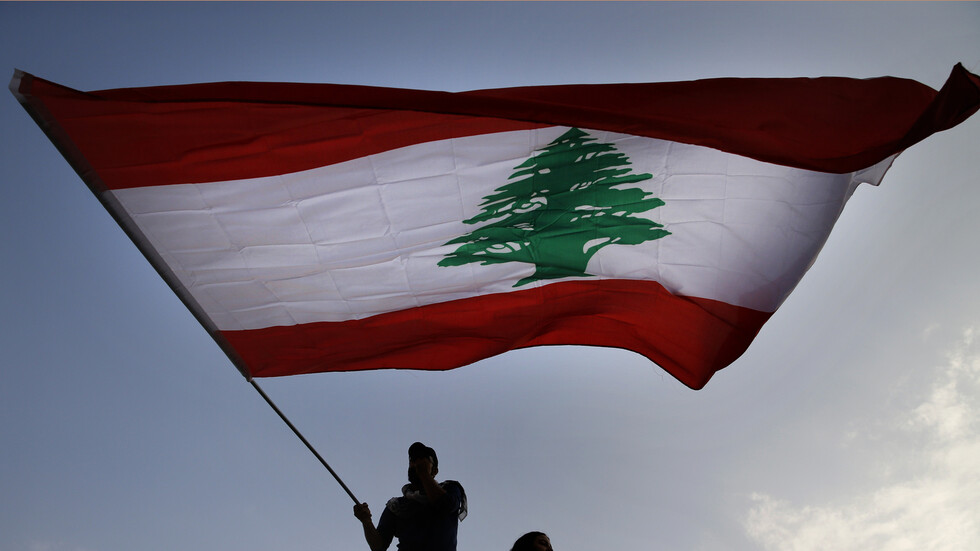 الليرة اللبنانية تتراجع بشكل كبير أمام الدولار وتلامس أدنى قاع وصلته