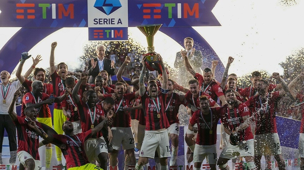 ميلان يتوج بطلا للدوري الإيطالي لأول مرة منذ عام 2011 (فيديو)
