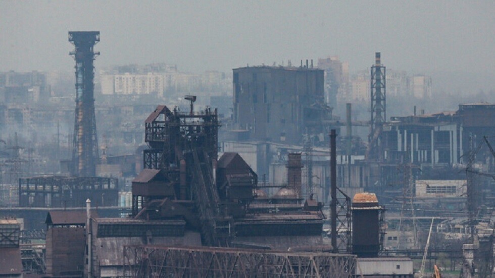 RT تنقل مشاهد من الممر الذي خرج منه النازيون الأوكرنيون بعد استسلامهم في 