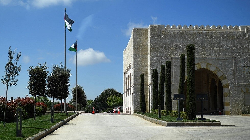 خبير دستوري أردني يرد على انتقادات الملكة نور لمجلس الأسرة المالكة