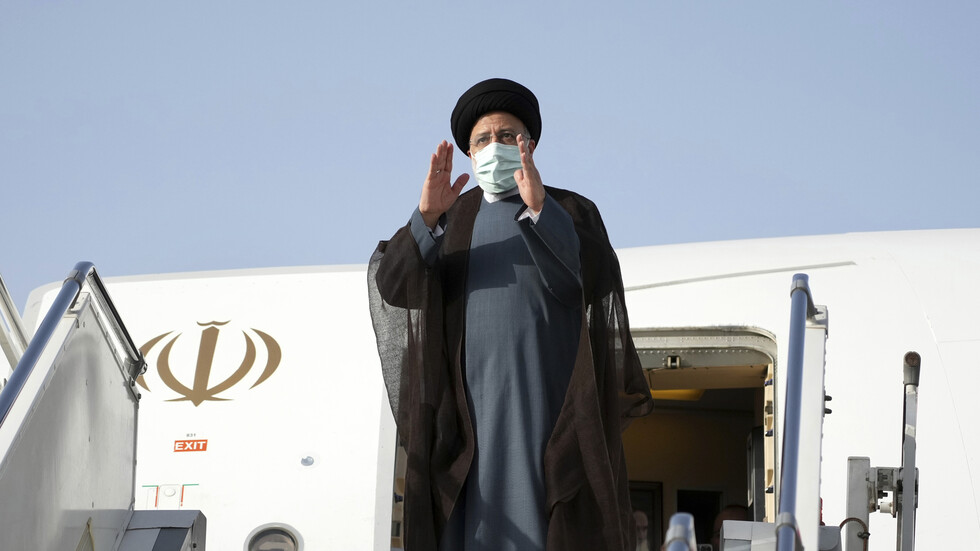 شاهد استقبال سلطان عمان للرئيس الإيراني في مسقط