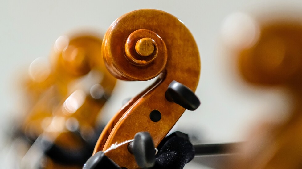 عبثية العقوبات الغربية تطال 3 عازفين روس.. وأوركسترا دولية ترد على الإجراء بحزم