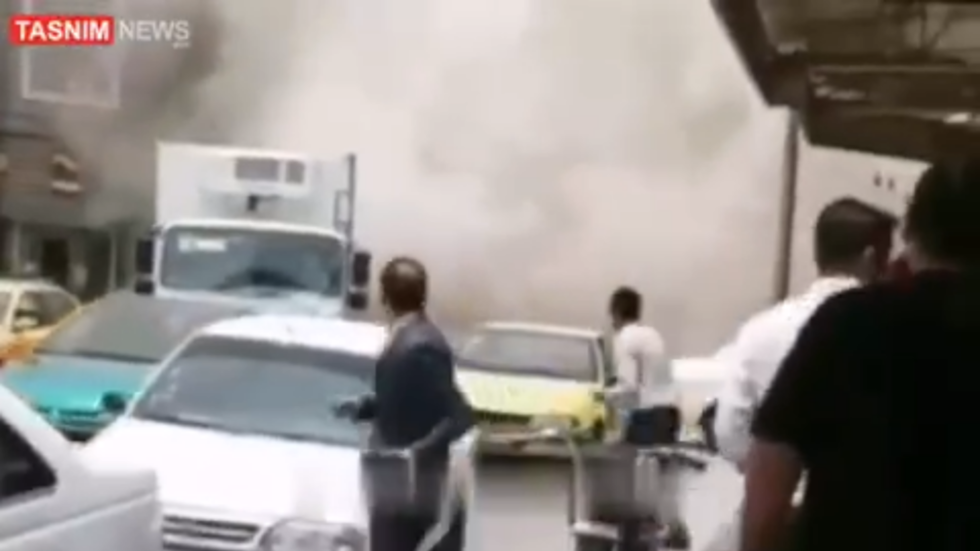 بالفيديو.. لحظة انهيار مبنى في عبدان بجنوب إيران