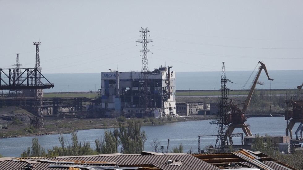 مراسل RT العسكري يرصد عملية إزالة الألغام في ميناء ماريوبول