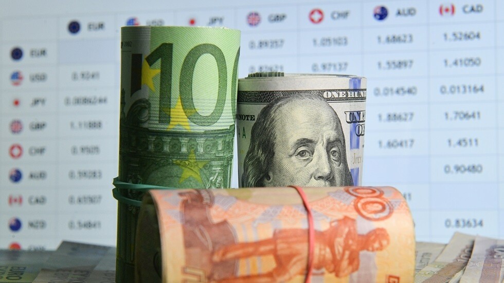 خبير يوضح العلاقة بين الدولار والأسعار في المتاجر