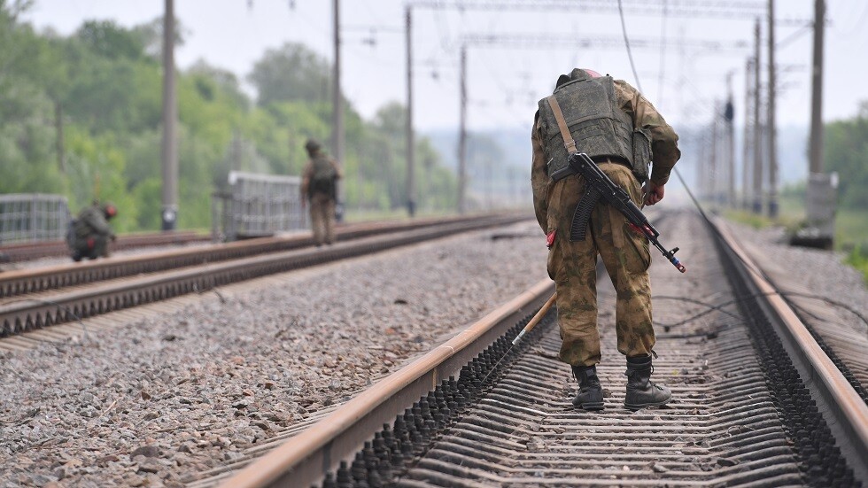 "نوفوستي": القوات الأوكرانية تقوم بتلغيم مرافق السكك الحديدية أثناء انسحابها
