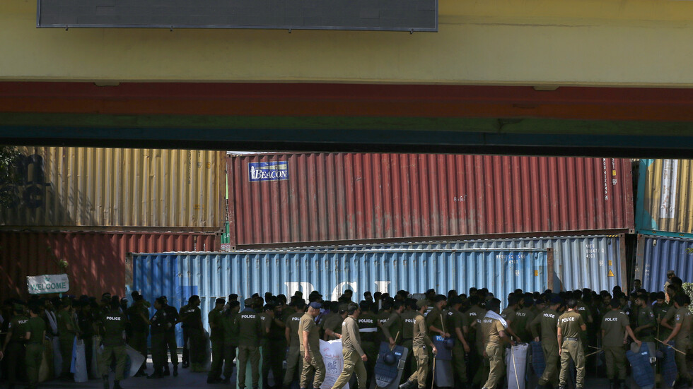 السلطات الباكستانية تقطع الطرق إلى العاصمة لوقف زحف أنصار عمران خان (صور)