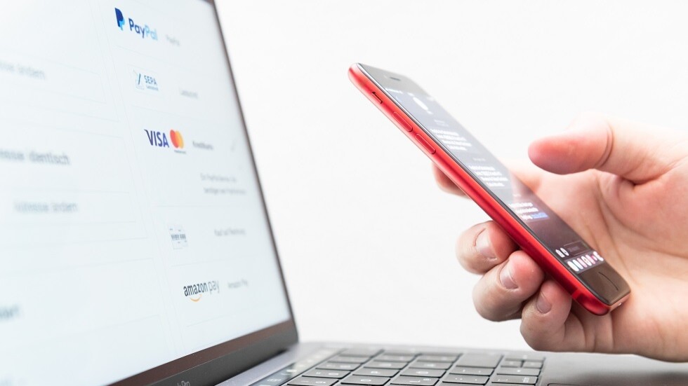 دفع الفواتير عبر الهاتف المحمول يعرضك  للإفراط في الإنفاق