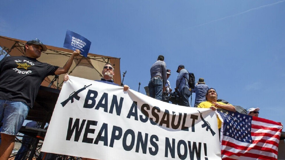 استطلاع يؤكد أن غالبية الأمريكيين يؤيدون فرض قوانين أكثر صرامة على الأسلحة