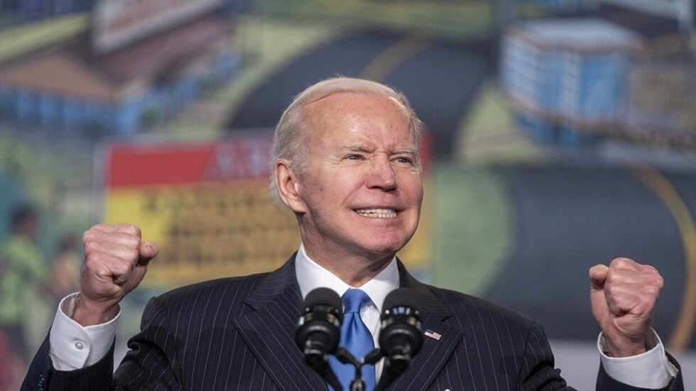 بايدن يحظر في مرسوم رئاسي استخدام الشرطة لأسلوب الخنق