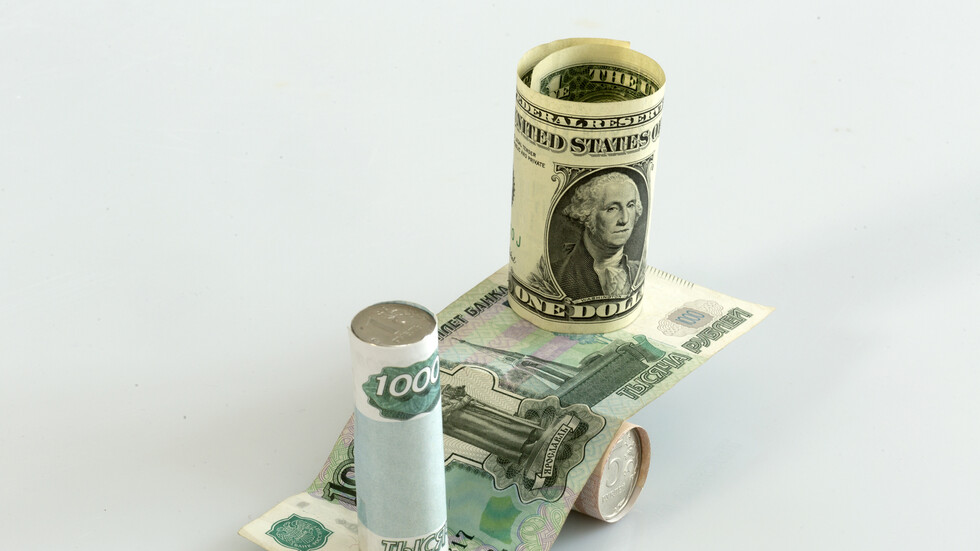 كيف أثر قرار المركزي الروسي خفض سعر الفائدة على الروبل؟