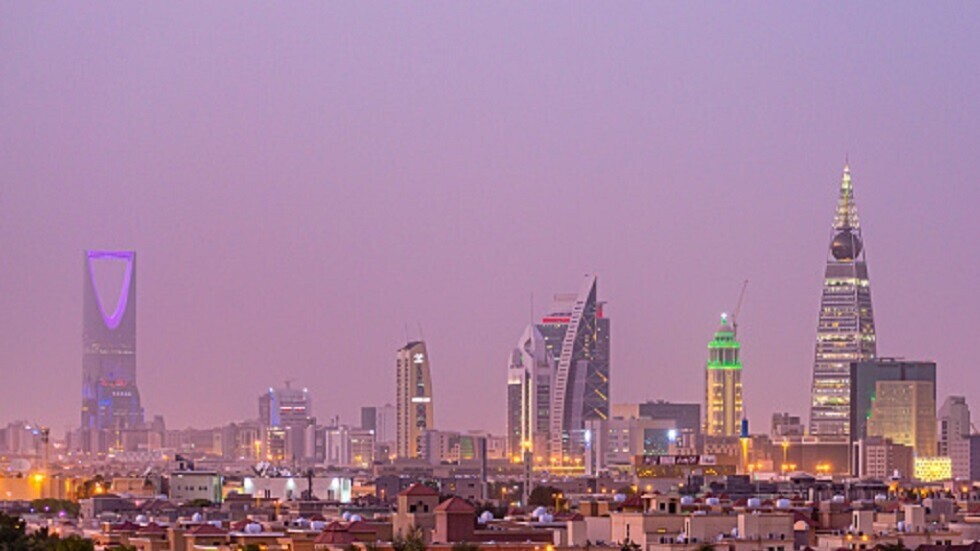 أميرة سعودية تعلق على أنباء نية السماح ببيع الخمور في مدينة المستقبل "نيوم"
