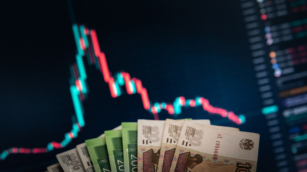 بعد ارتفاع صاروخي للعملة الروسية.. لماذا يتراجع الروبل أمام الدولار واليورو؟