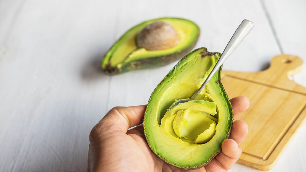 وسط اتجاه جديد في "تيك توك": إدارة FDA الأمريكية تصدر تحذيرا من تخزين الأفوكادو في الماء!