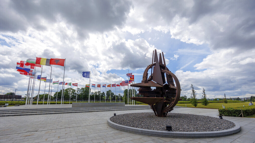 "واشنطن بوست": الناتو بدأ الاستعداد لتزويد كييف بالأسلحة نهاية عام 2021