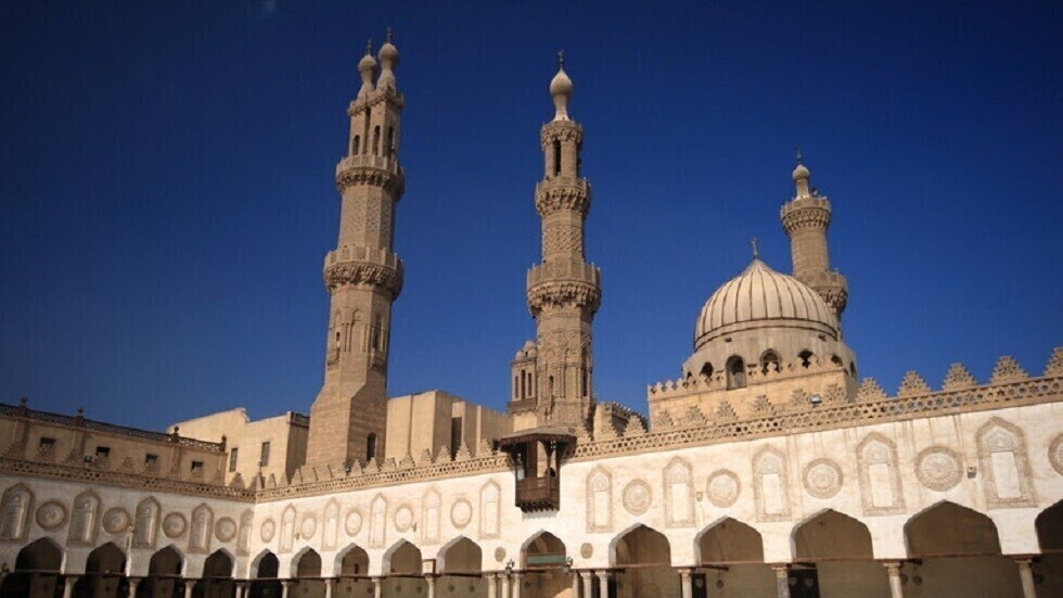 عميد سابق بجامعة الأزهر يثير الجدل بشأن "تعدد الزوجات" في القرأن الكريم